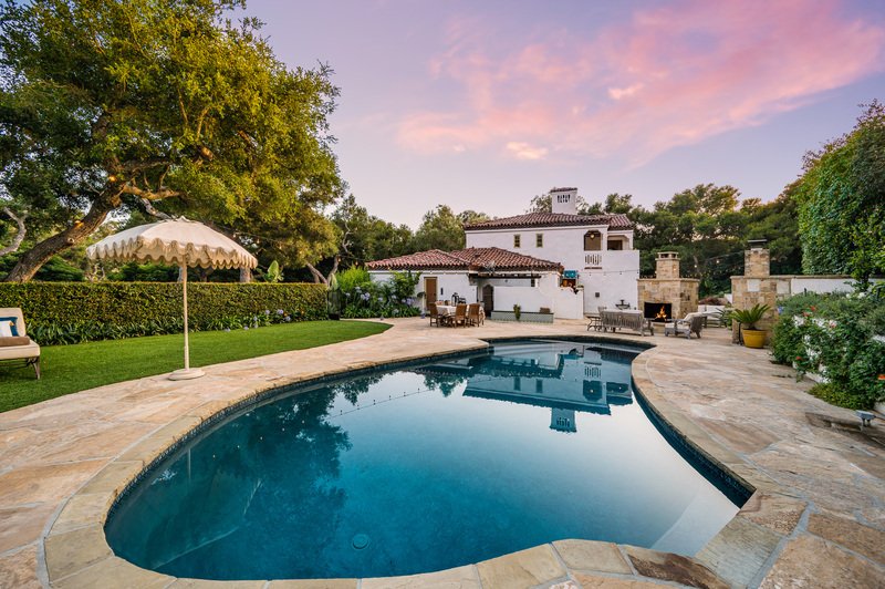 Casa grande con alberca en frente