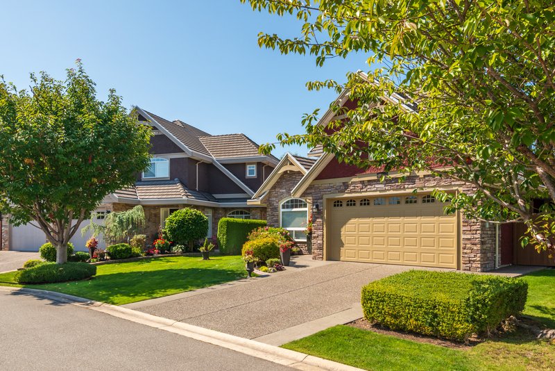 Casa con garage y jardin en frente