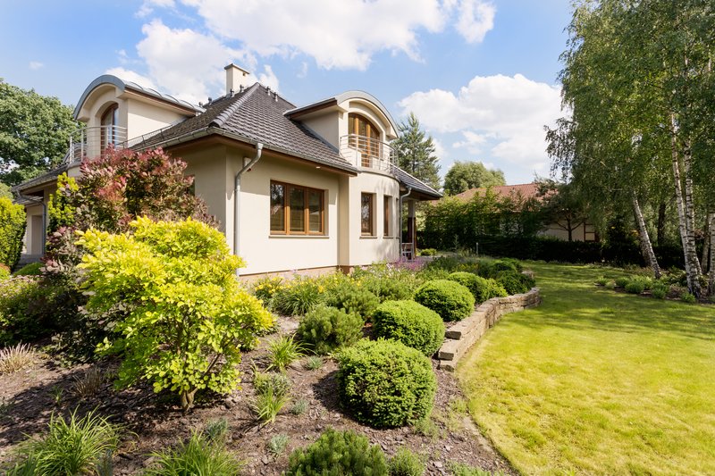 Casa moderna con un gran jardin verde