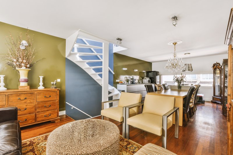 Sala de una casa en el primer piso 